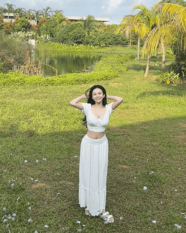 21岁邱淑贞大女儿晒露腰照,一身热带度假装扮,美肌得天独厚_沈月_香港