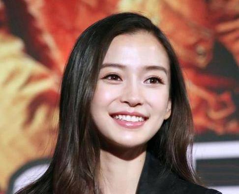 和现在对比后,网友一致认为是整容了,杨颖却矢口否认,只是做了牙齿