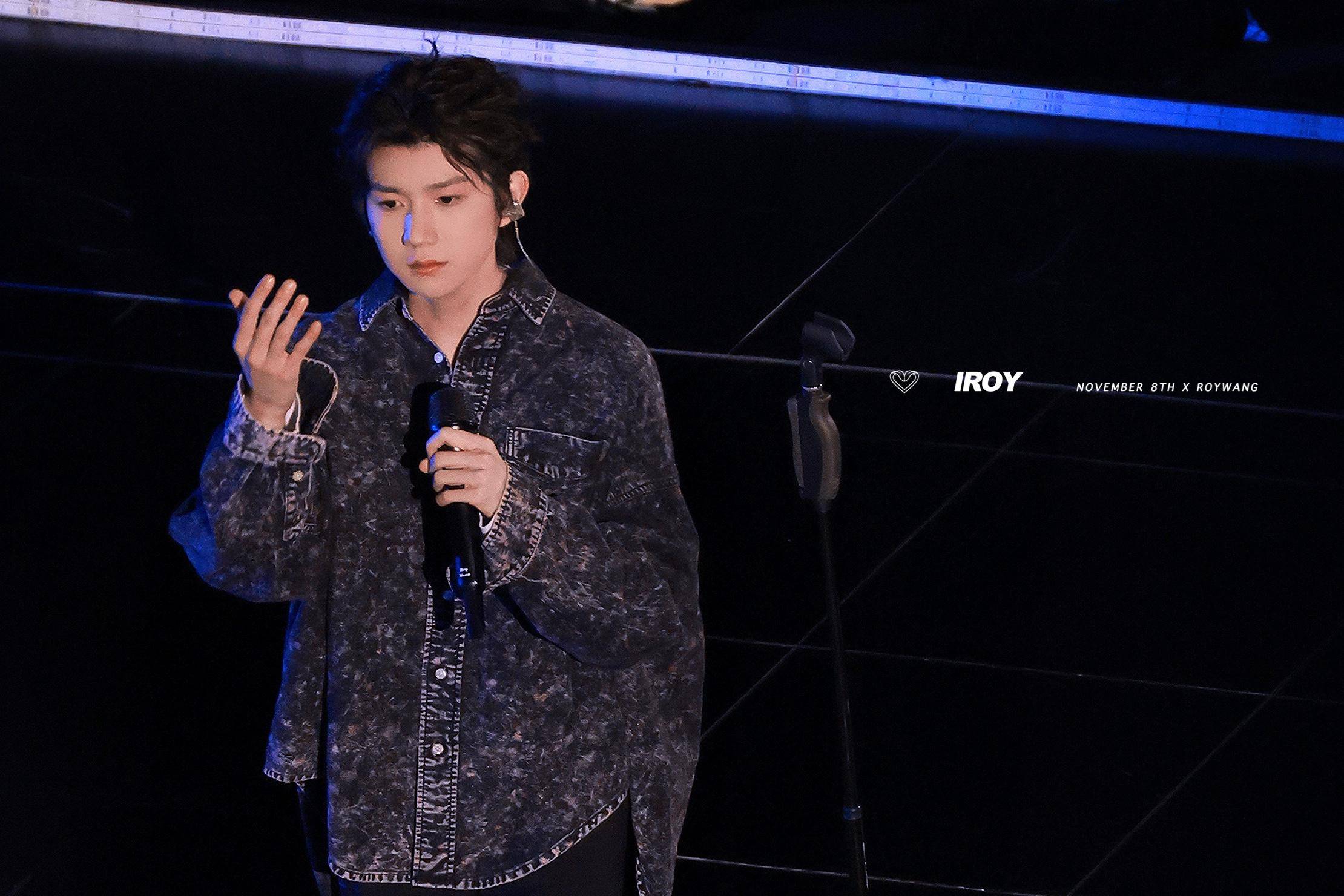 王源连续两天彩排到凌晨,止不住的咳嗽,还有疲惫_罗伊_舞台_roy