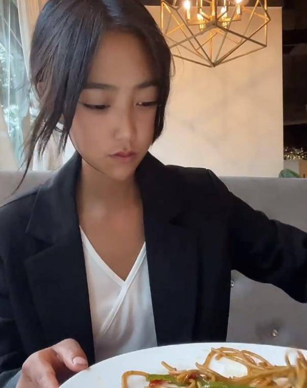网红凉山孟阳彻底翻车,知情人曝光其身份,难怪私下穿名牌开豪车_网友