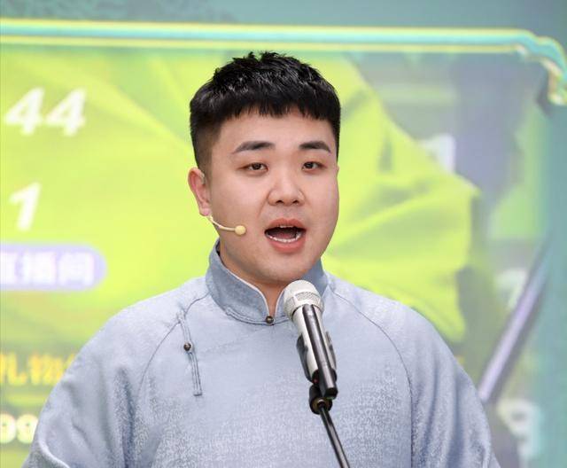 四个人都爆料一件丢人事,他们说的是都和朱鹤松有关的糗事,捧哏巨匠