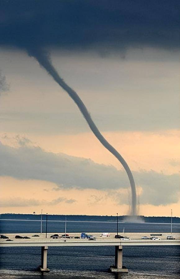 2019年7月3日下午5点15分左右,辽宁省开原市遭受突发龙卷风袭击,附近