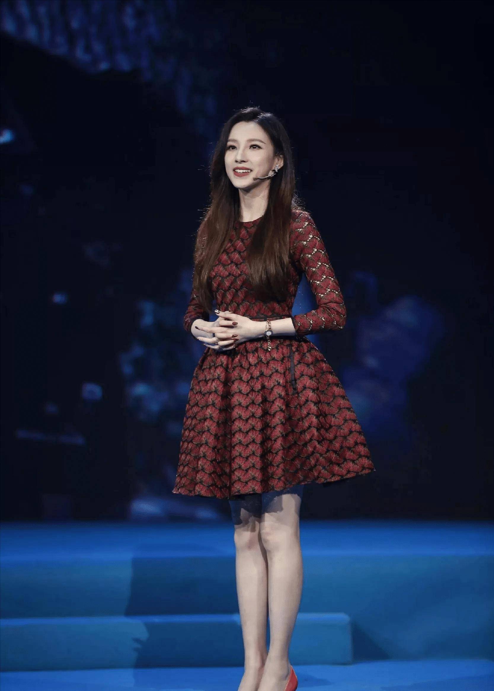 央视主持马凡舒惹争议,两次拒绝与粉丝合影,却主动与外国人合影_工作