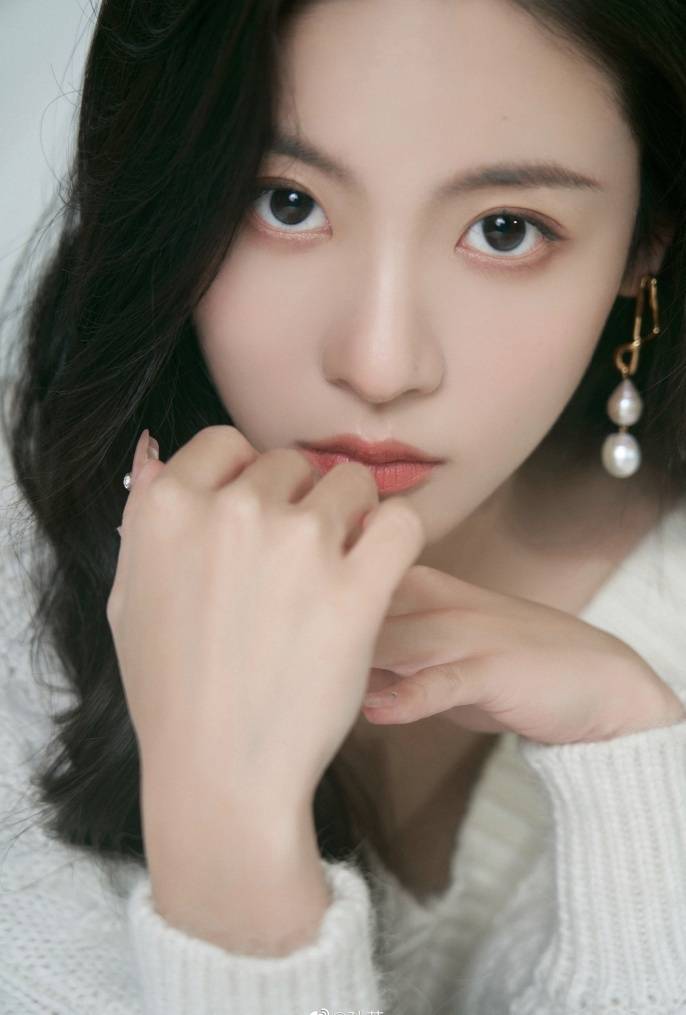 青春女星孙芮晒新写真,肩膀部位不小心露出香肩,带点香艳迷人_留言