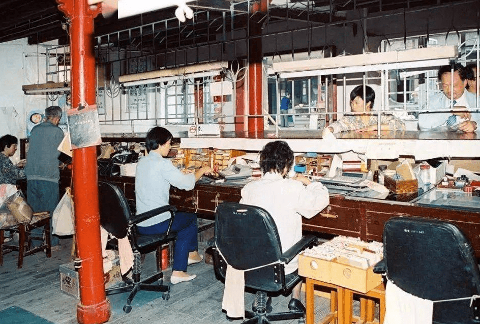 小沈心下觉得奇怪,一边把钱兑换给大婶,一边跟周围的领导递眼色暗示.