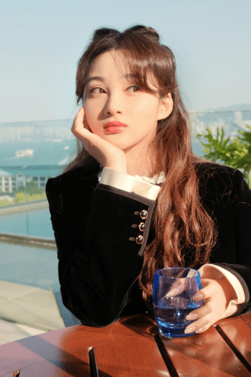 孙嘉璐发plog告别2022,新年第一个眼神就让人着迷的氧气少女_生活