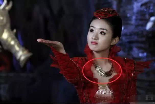 笑到扶墙的穿帮镜头，肌肉背心我忍了，图4我笑出了鹅啼声！