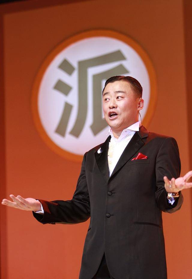 他还涉足电视行业,与凤凰卫视合作,开创了电视脱口秀节目《壹周立波秀