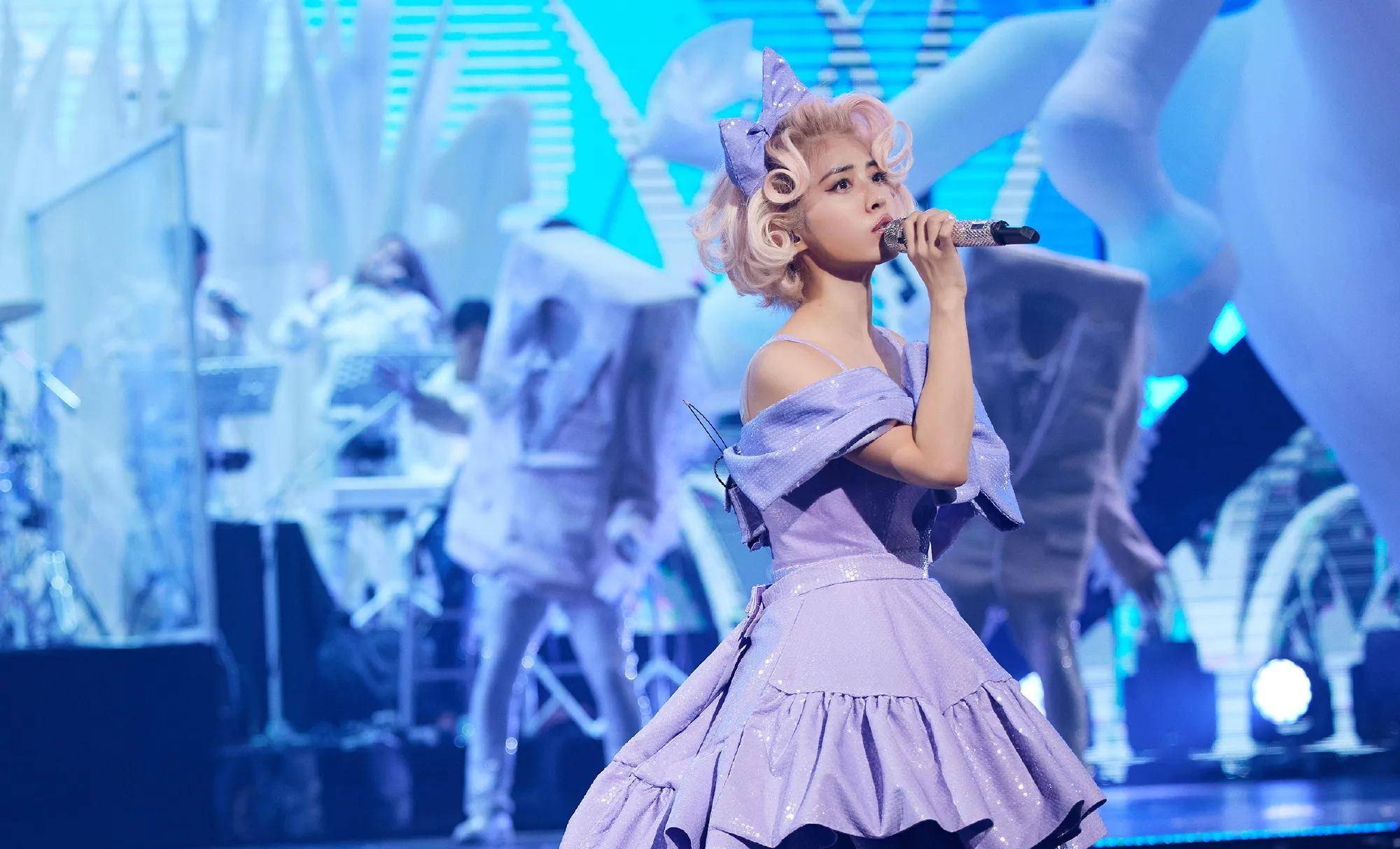 蔡依林新年演唱会造型 穿深v镂空渔网袜超短裙火辣性感险些走光_感觉