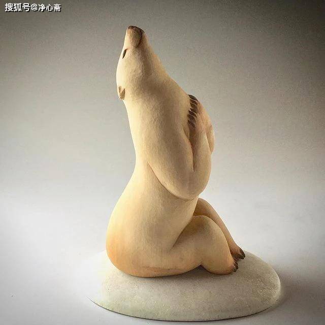 但是不是那种令人看了就产生邪念的遐想的艺术品,他的每一件木雕作品