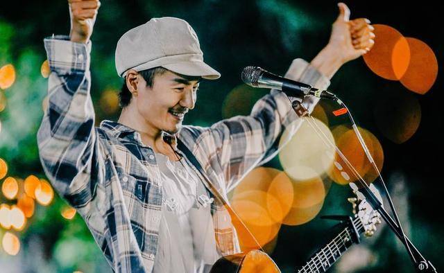 时隔多年,朴树弹吉他再唱《生如夏花》,格子衫贝雷帽还是记忆中的那个