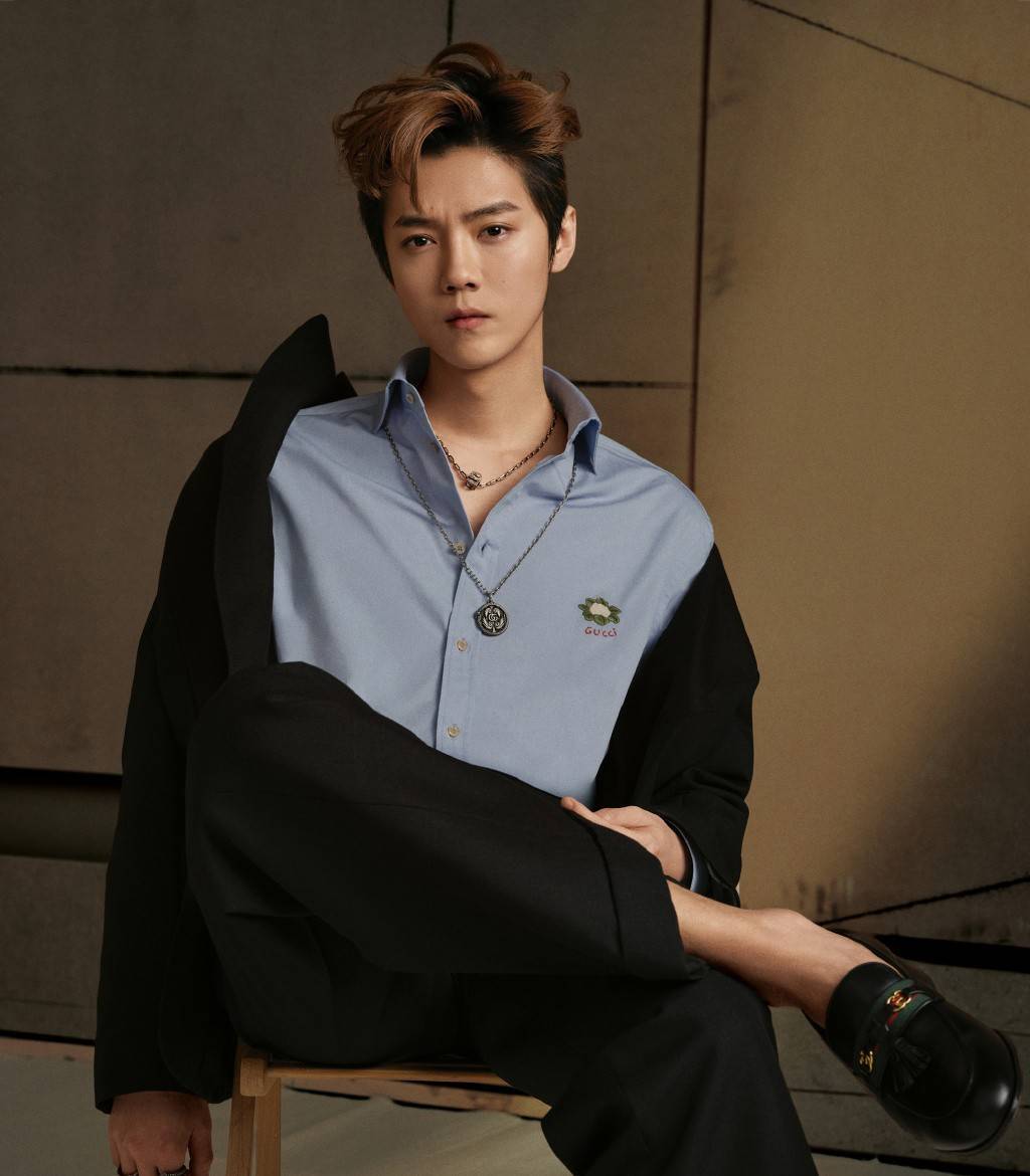 终于被鹿晗帅到了,穿蓝色衬衫配黑色西装,坐椅子上姿势好霸气_写真照