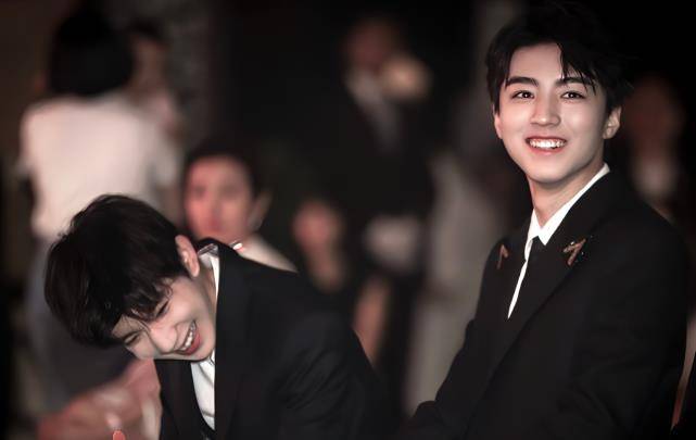 王源和王俊凯发糖,点赞粉丝p图合照,对视很甜凯源是真的_视频_活动