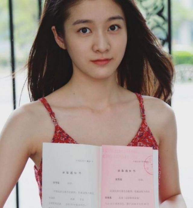 张雪迎晒毕业证书,内容不是重点,看清她的证件照:猝不及防的心_演技