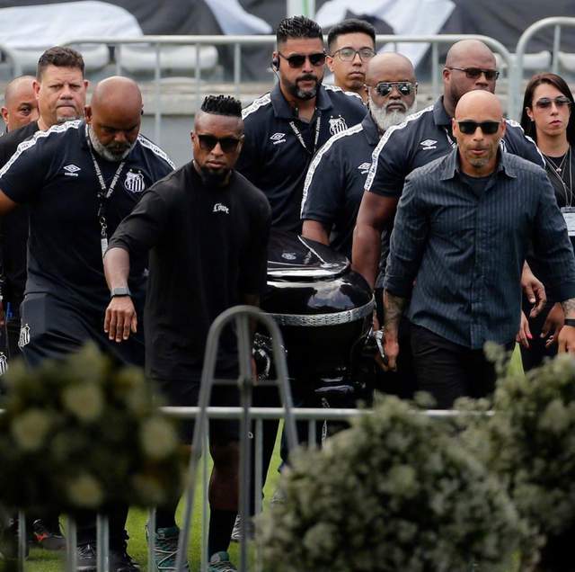 泪目!贝利葬礼数十万人排队送行,泽罗伯托抬棺,FIFA主席到场哀悼