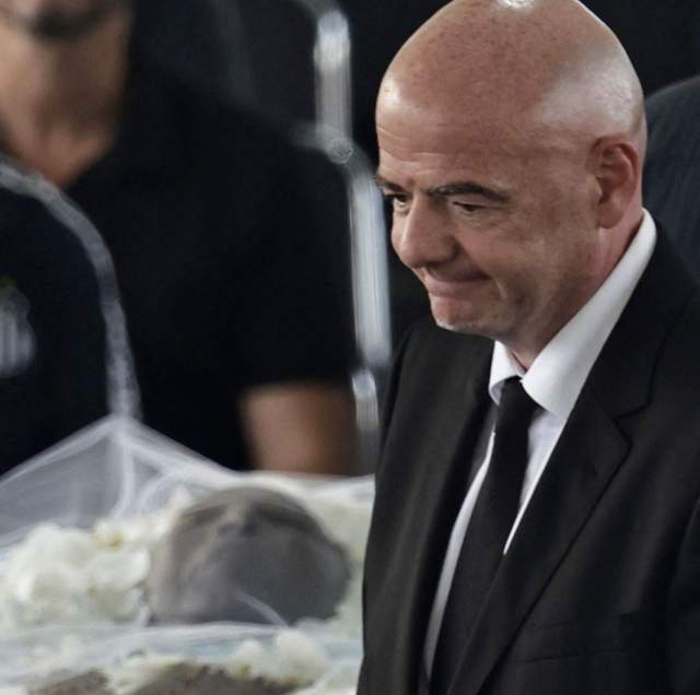 泪目!贝利葬礼数十万人排队送行,泽罗伯托抬棺,FIFA主席到场哀悼