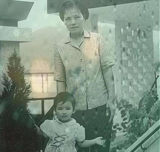 周慧敏童年照曝光,小时候太穷住木屋,她长得不太像妈妈_照片_网友