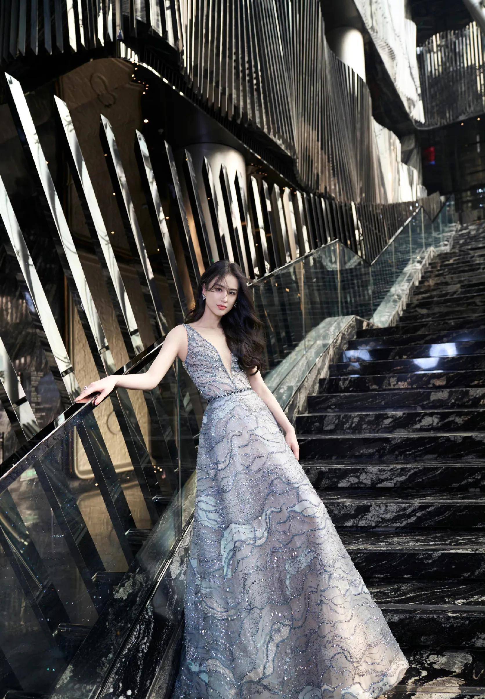 黄圣依穿深v露背礼服展现婀娜多姿曼妙傲人曲线 美艳大气 优雅高贵