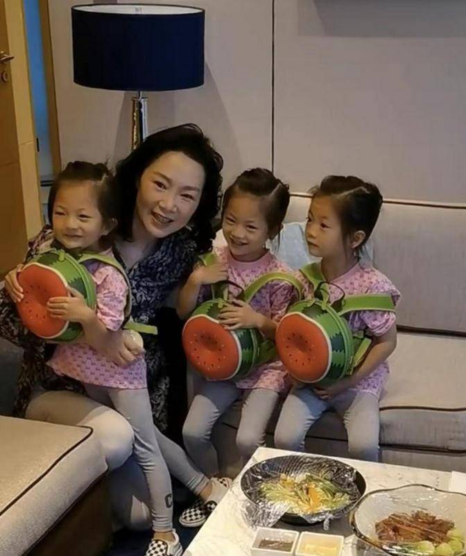 歌唱家吕薇:多次登上春晚舞台,男友病逝让其心痛,51岁仍未婚_父母