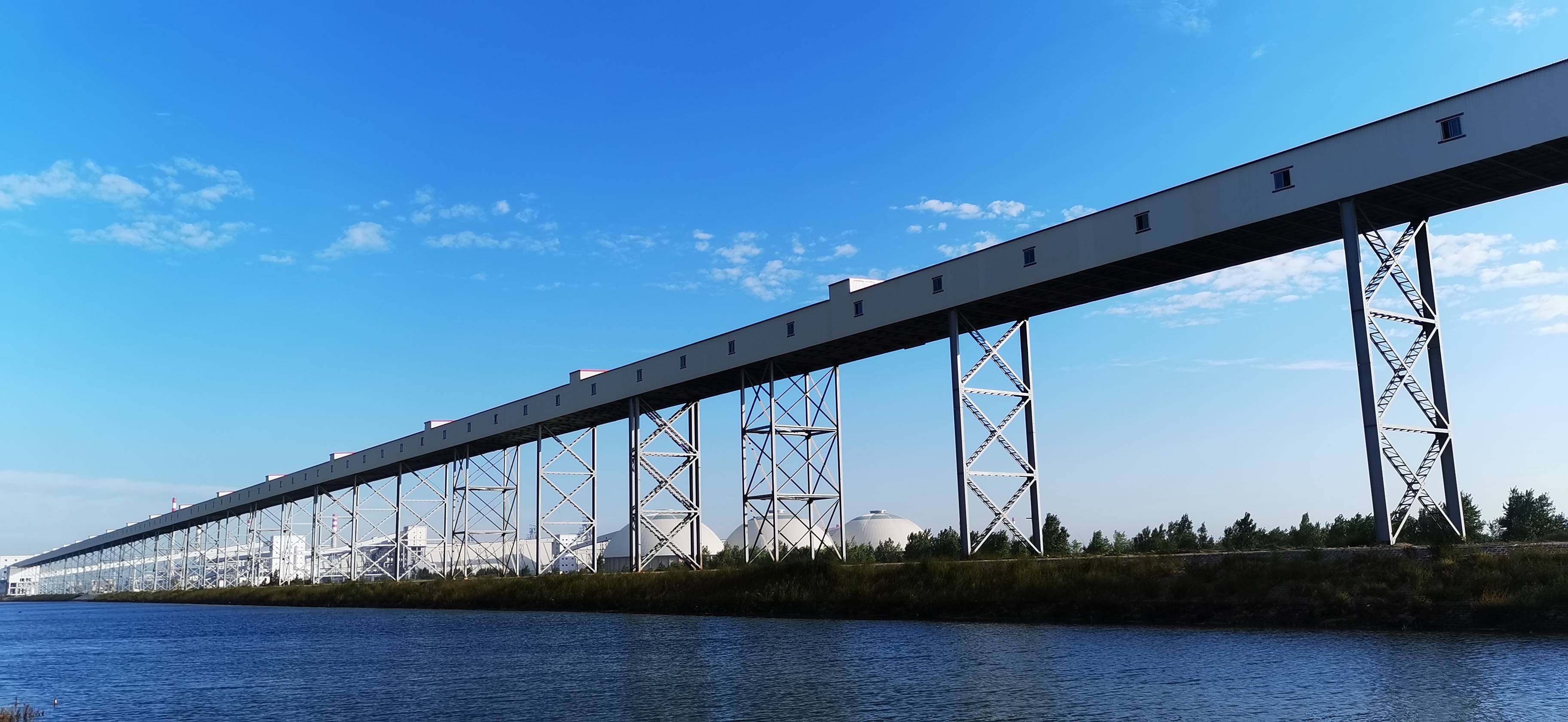 图为河钢集团唐钢新区全封闭皮带通廊.