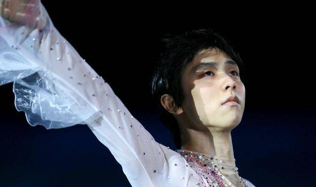 羽生結弦親吻冰面!