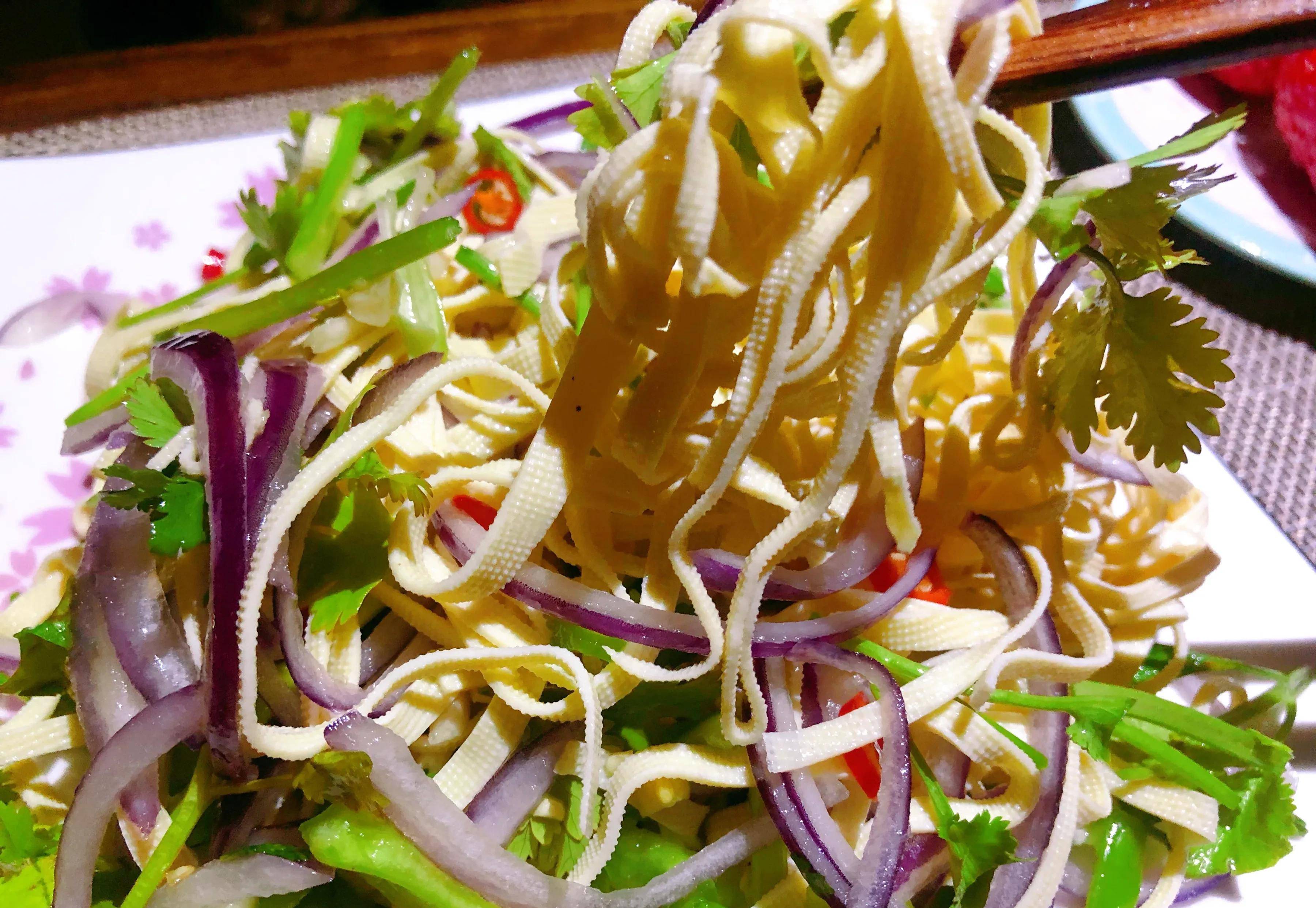 年味儿小菜:炝拌干豆腐丝的美味做法,顺便分享下酸辣面条的做法