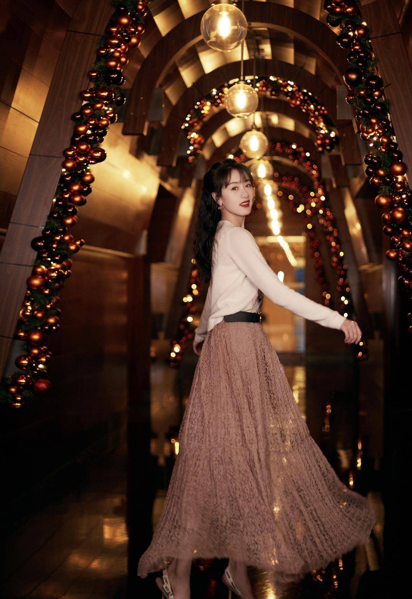 袁冰妍跨年造型灯泡亮眼,黑色亮片裙分段透视,轻熟风