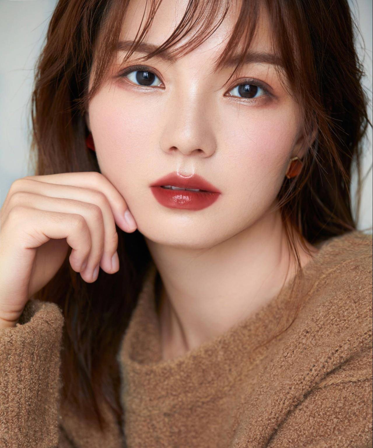 而且搭配暖色系的毛衣太好看:配色有层次有呼应.