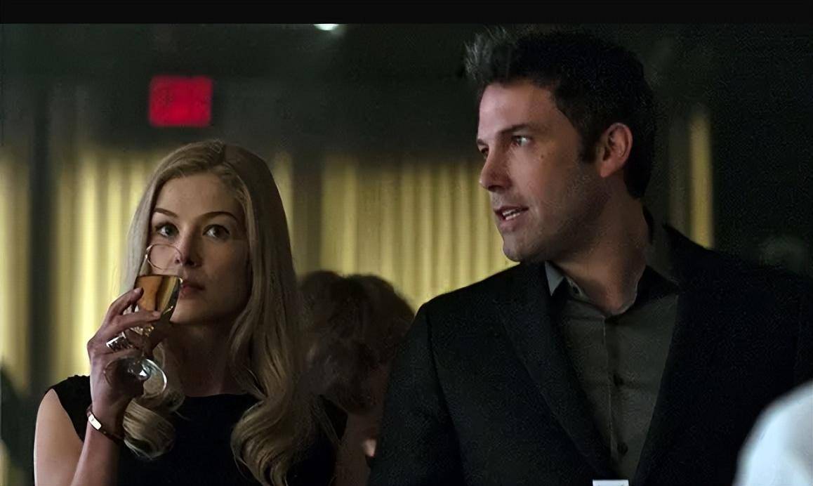 《消失的爱人》:大众舆论制造的"完美夫妻",荒诞后的深刻蕴意 - 晨轩