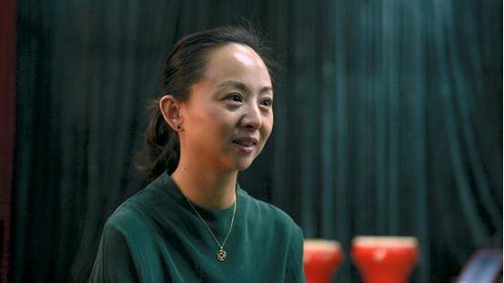 舞台"千手观音"聋哑人领舞,放弃苦追她8年的富豪,如今成这样_邵丽华