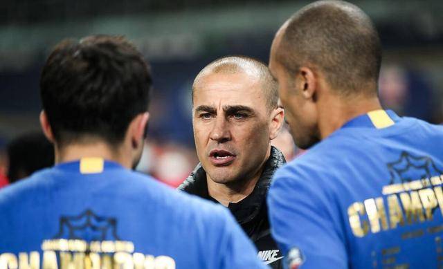 卡帅再遭信任危机,首次被名记点名该下课了,直言他不是优秀教练