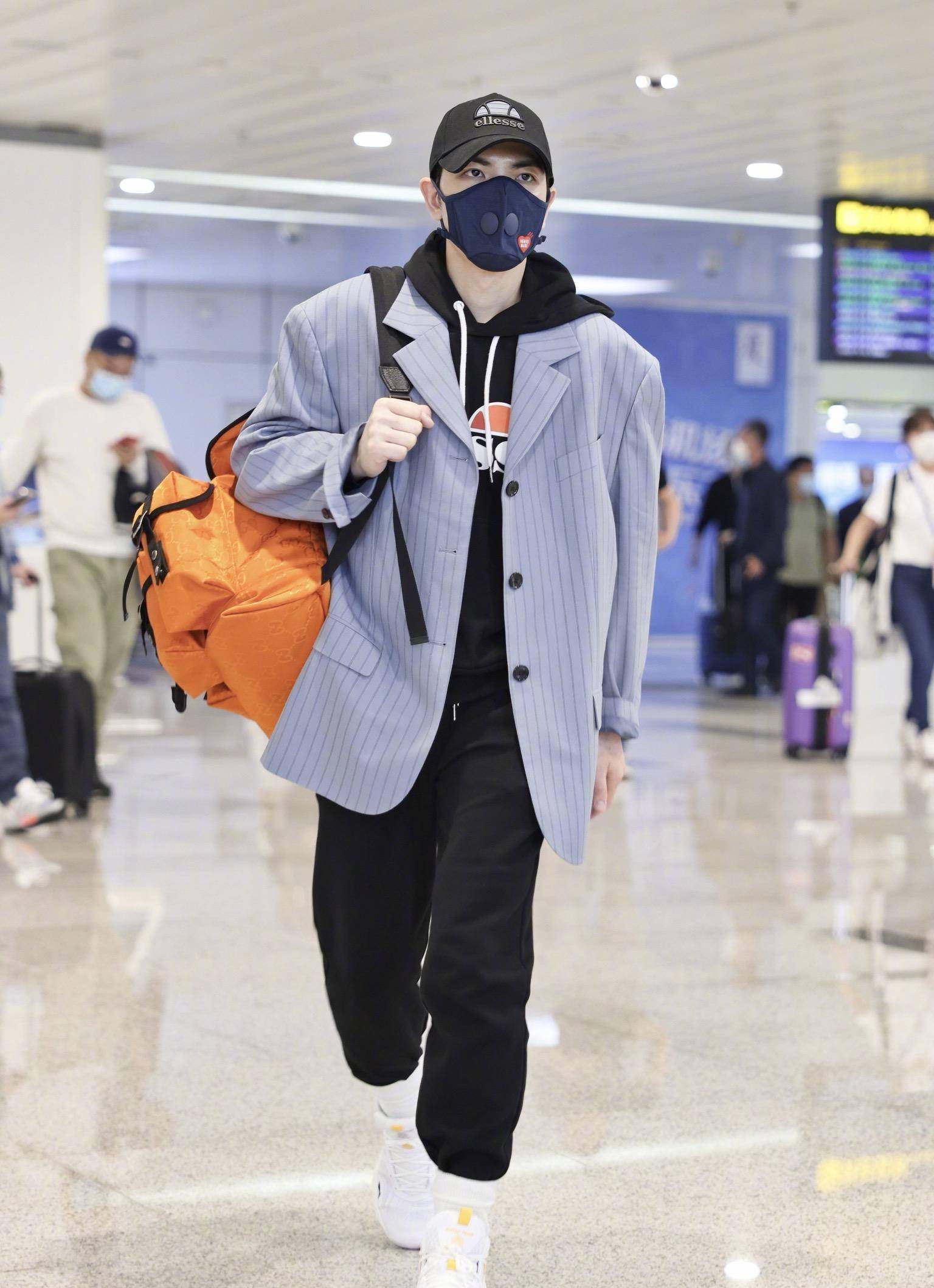 萧敬腾参加新综艺开机仪式,工作人员齐上阵拜雨神,场面太搞笑_横幅