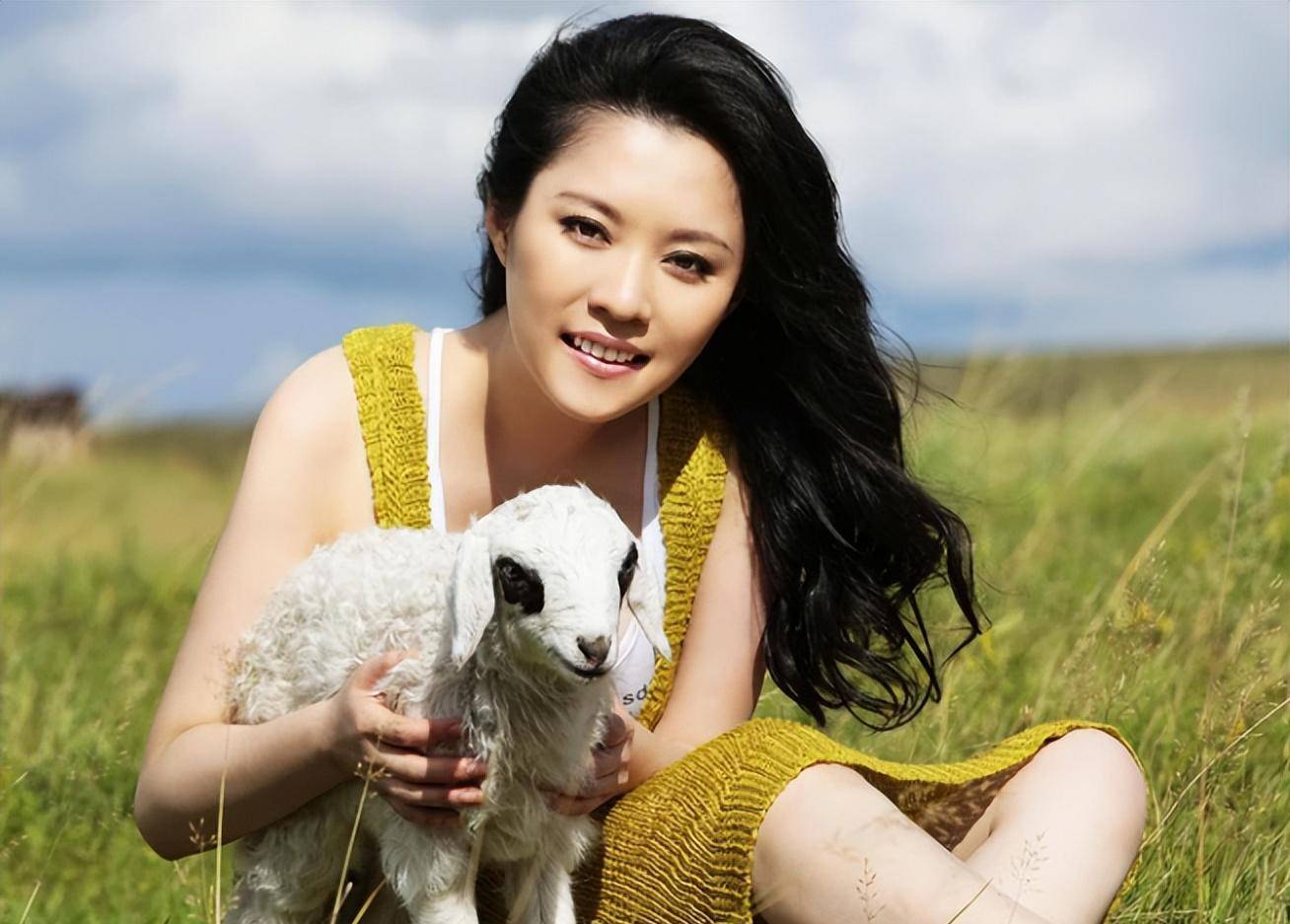 央视主持人紫凝:贷款买车,41岁仍未婚,风光背后是心酸_爷爷_绘画_工作