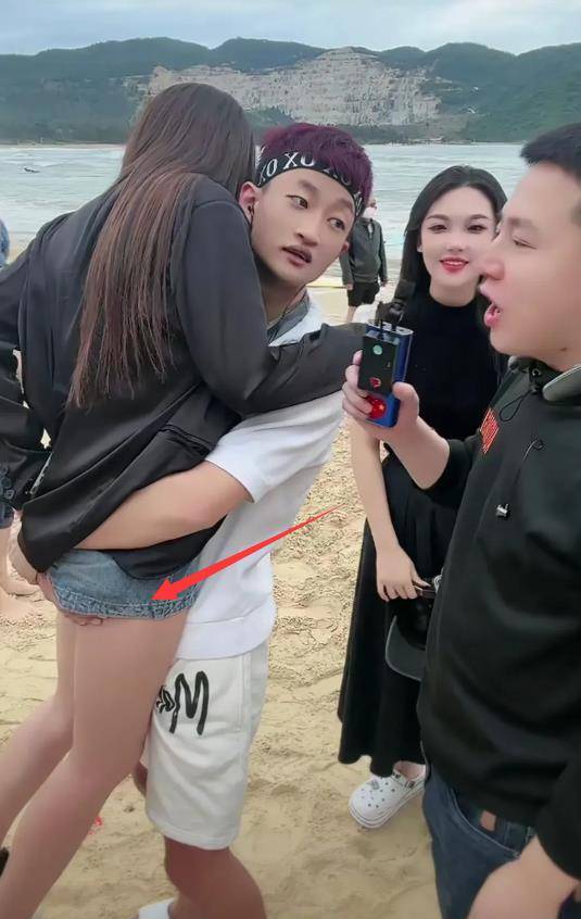 看看诈骗犯祁天道的手都放哪儿了_美女_观众_内容