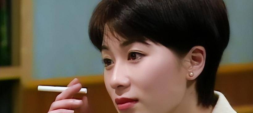 在《天地男儿》中又出演富家女叶晓冰,贝雷帽加上麻花辫的形象可爱又