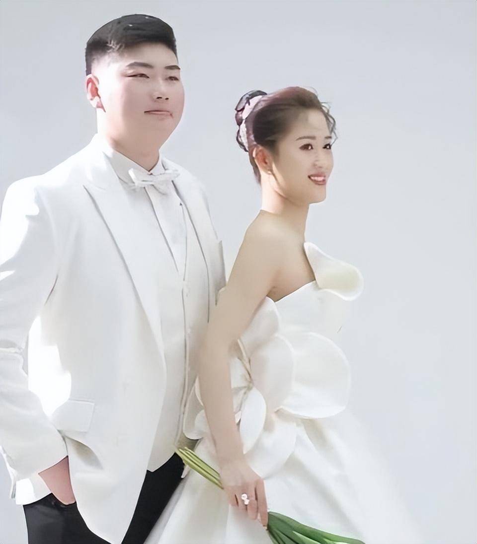 炫耀朱小伟送的中秋礼物,却被网友讽刺太虚荣_陈亚男_婚纱照_朱家