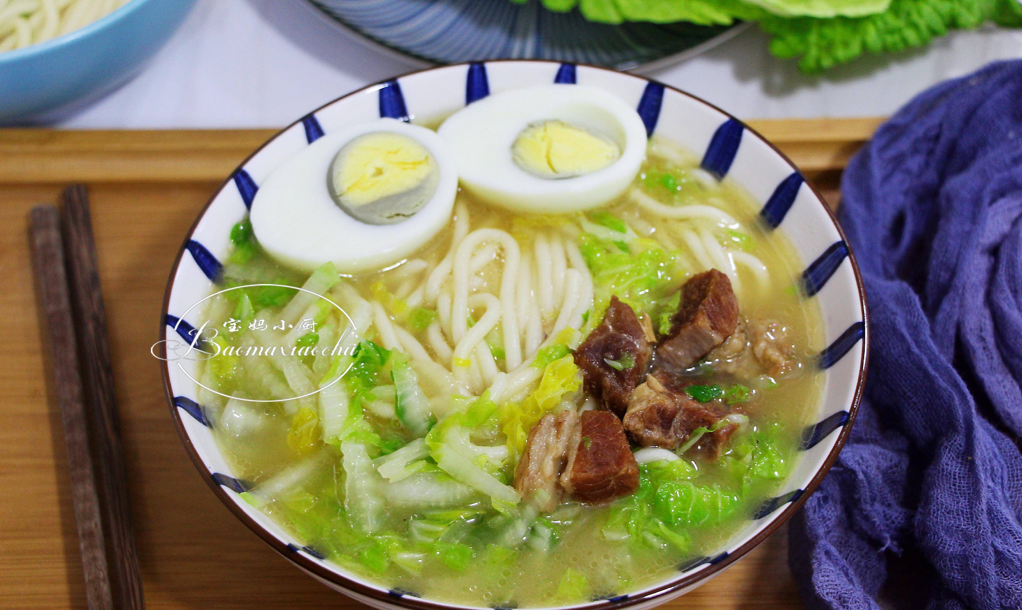 天气冷,早餐来一碗面,有肉有菜有蛋,热腾腾的,营养丰富,家人喜欢