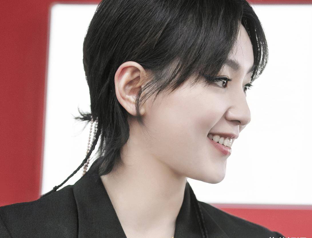 周笔畅《浪姐2》舞台唱跳,眼神杀简直了,看到皮肤状态确定35岁?