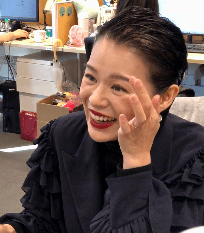 胡杏儿亮相出镜间,离开工作室的十级滤镜,这状态我没看错吧_感觉_女人