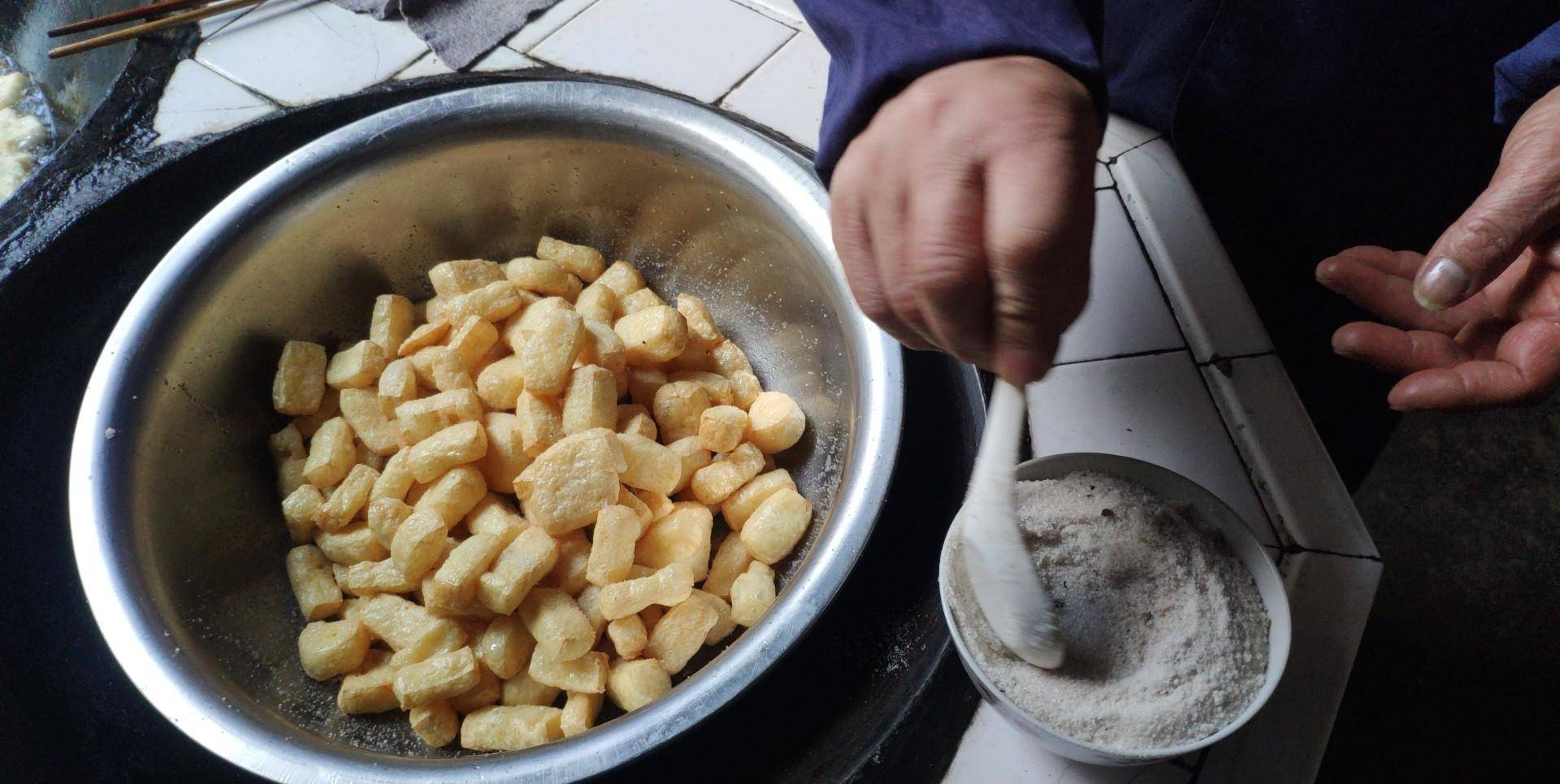 浙江過年必備美食-豆腐泡,做法簡單,吃法多樣,堪稱百搭_豆腐塊_奶奶家