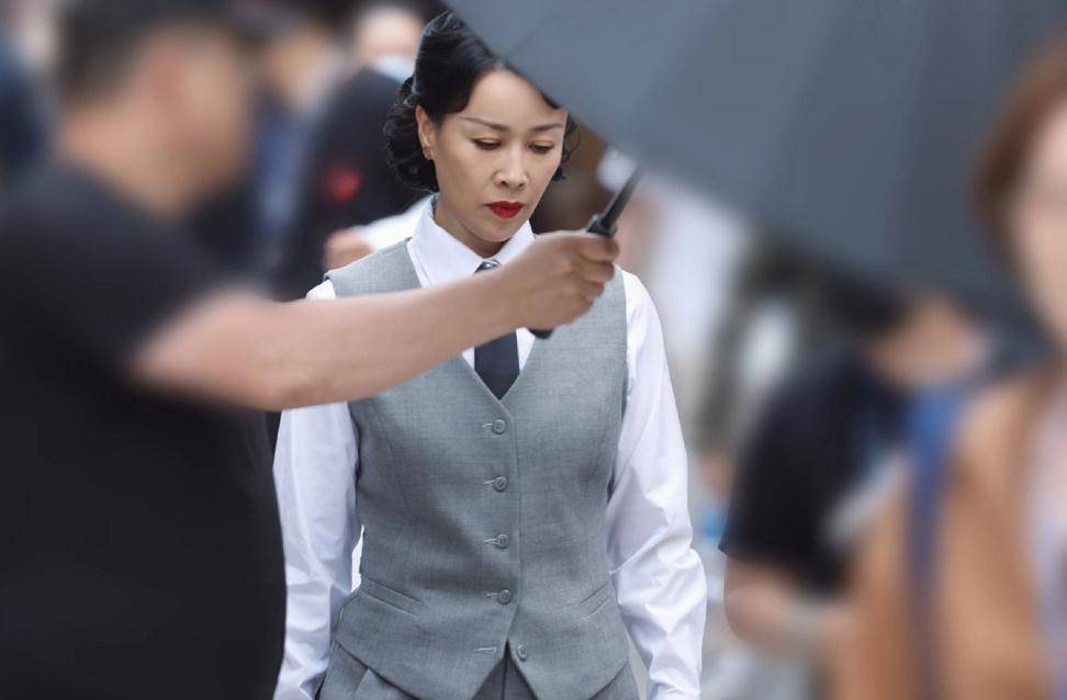 那英站角落抽烟被拍,80年代"太太头"造型获夸奖,网友:超时尚_照片