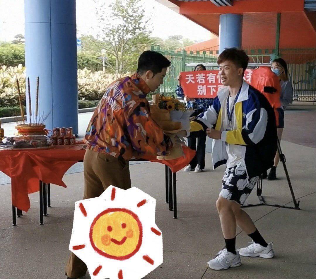 萧敬腾参加新综艺开机仪式,工作人员齐上阵拜雨神,场面太搞笑_横幅