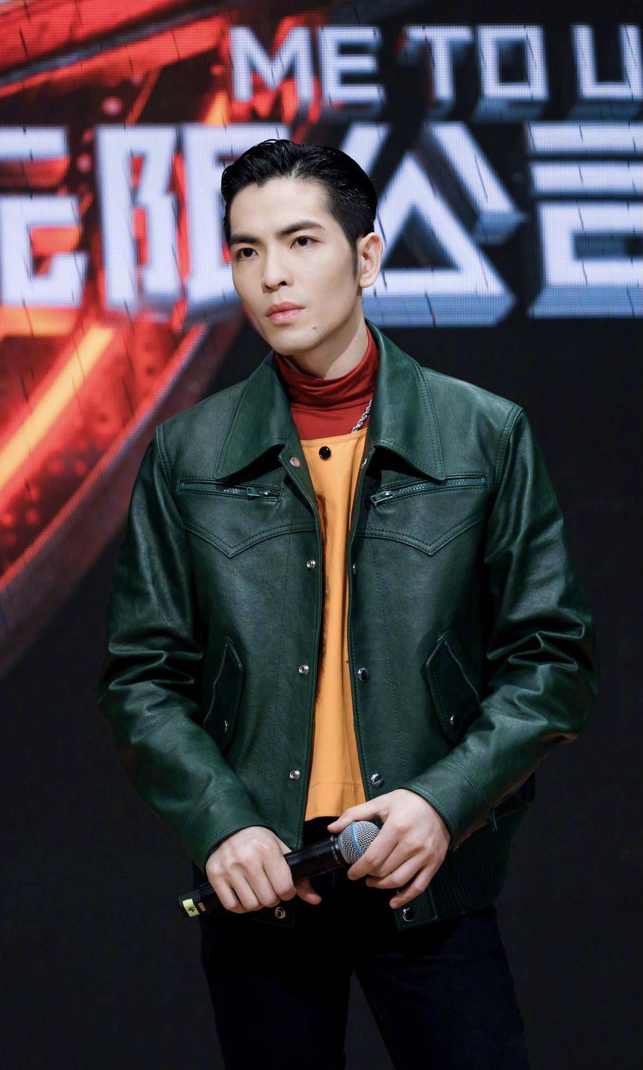 萧敬腾参加新综艺开机仪式,工作人员齐上阵拜雨神,场面太搞笑_横幅