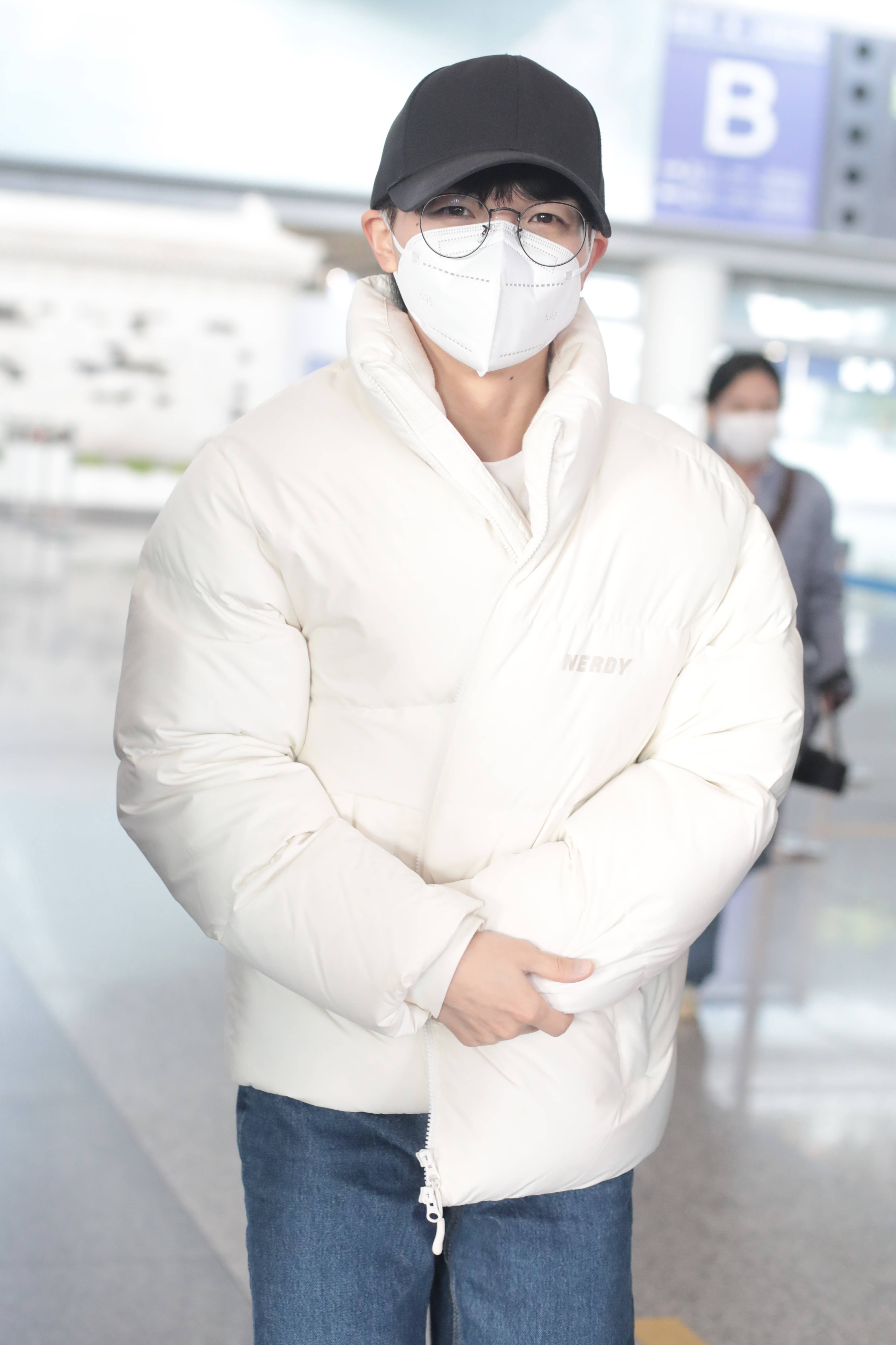 30岁周深裹棉袄现身机场!