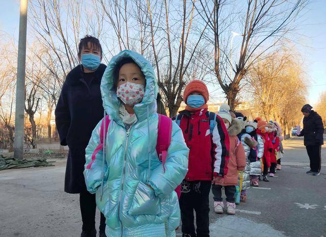 广西贺州四年级小学生走了，妈妈在班级群提醒：孩子阳了别轻视