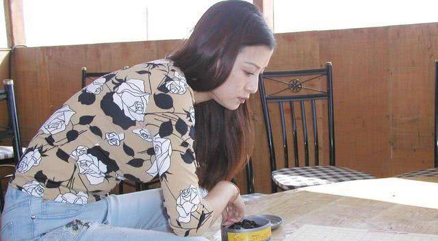 第二个妻子是演员王静.这段婚姻只维持了八年.他们有一个儿子,聂云青.