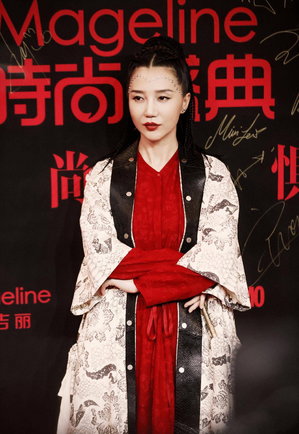 苗族女星阿朵,红毯异域风造型尽显美艳洒脱_女人_风格_年龄