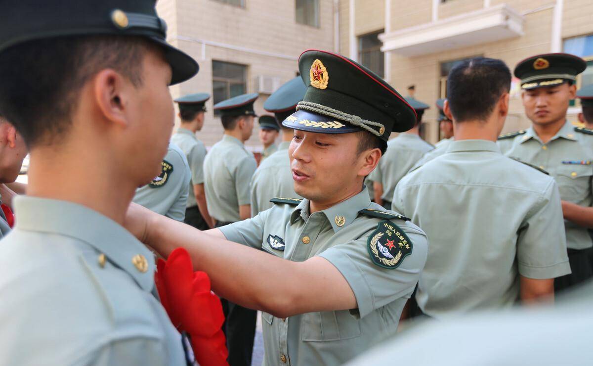 本科毕业生在一家公司任职，但是工资待遇不高，去部队有哪些规划