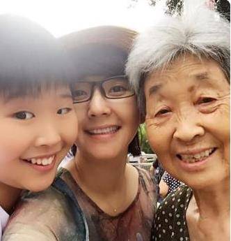 如今他们的儿子杨初一也长大了,乖巧懂事,方琼事业成功,又收获美好