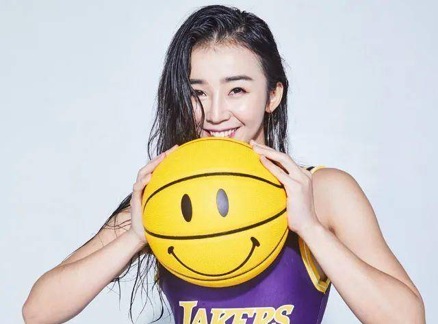 篮球第一美女主播晒照,凸凹身材掩盖不住,女神气息太足了_张曼源_球迷